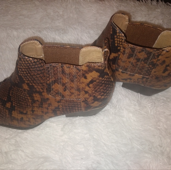 Snake print bootie boots 👢 - Picture 3 of 5